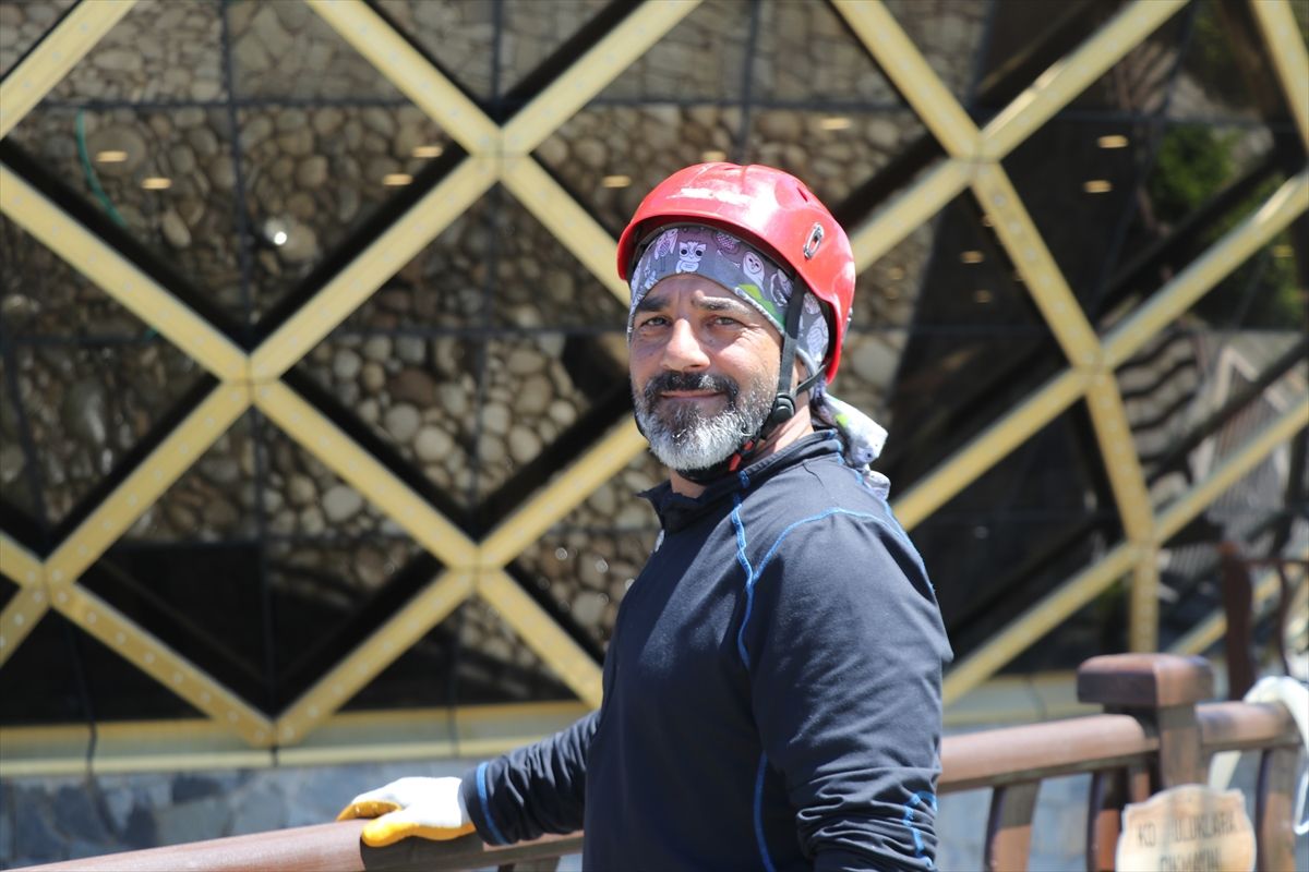 Rize’de Dev Çay Bardağı Temizleniyor
