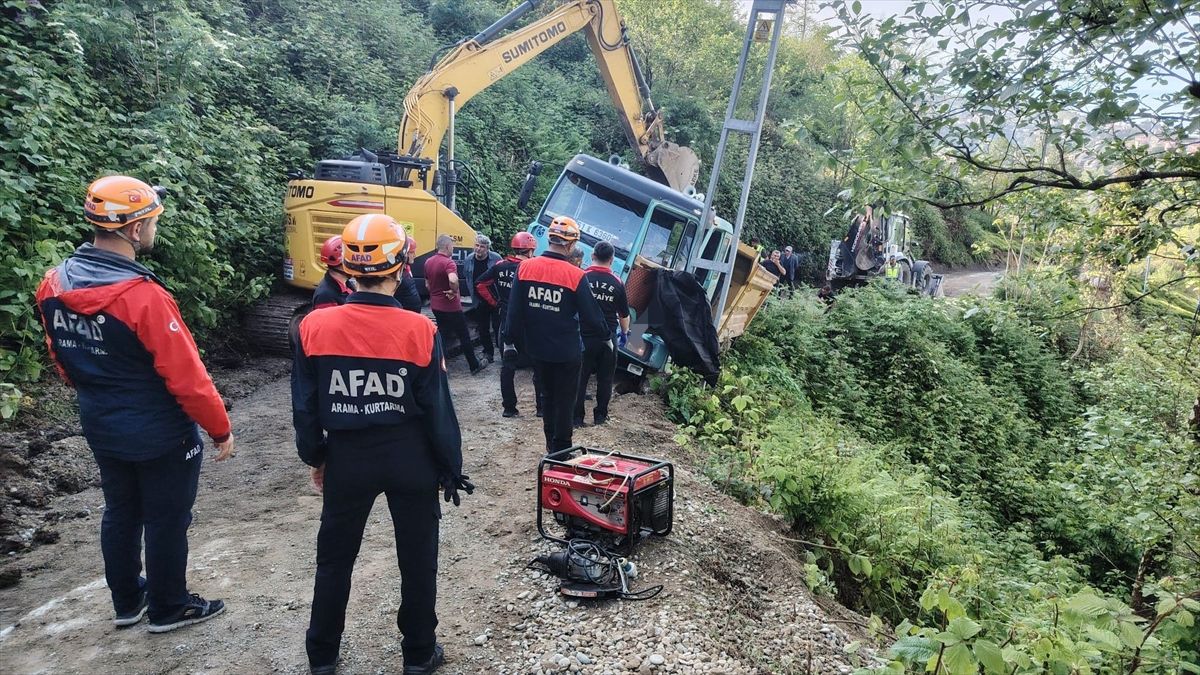 Rize’de Feci Kaza: Sürücü Kamyonla Direk Arasında Sıkıştı