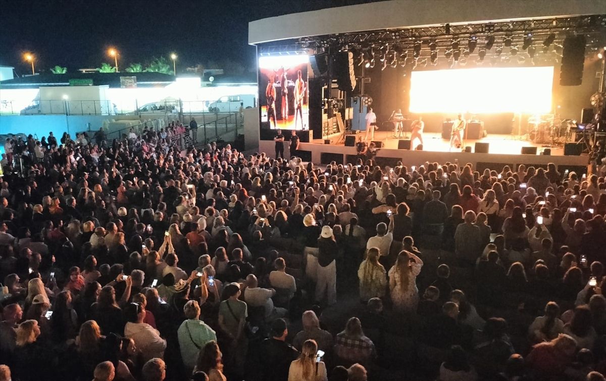 Mari Kraimbrery Antalya’da Konser Verdi