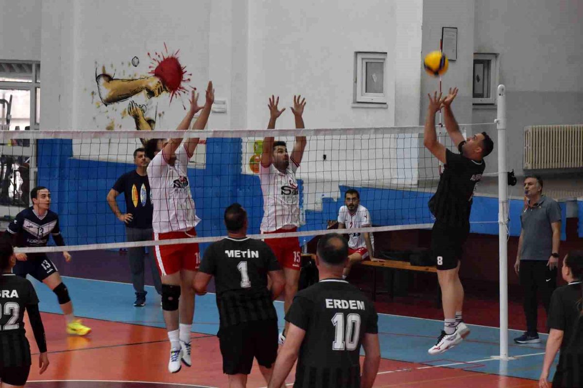 Voleybol Turnuvası Antalya’da Başladı