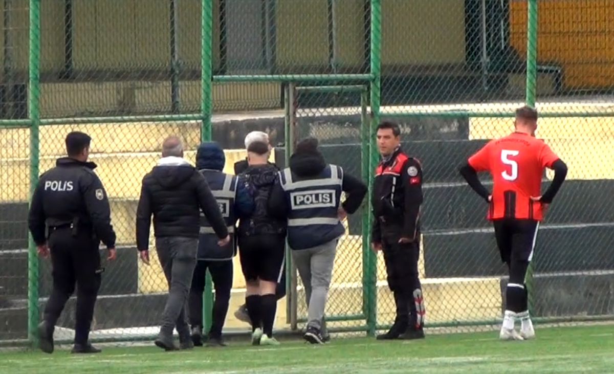 Sahaya girip orta hakeme yumruk atan futbolcu serbest kaldı, kulübüyle ilişiği kesildi