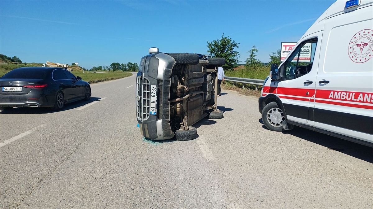 Sakarya’da otomobille çarpışan hafif ticari araçtaki 3 kişi yaralandı