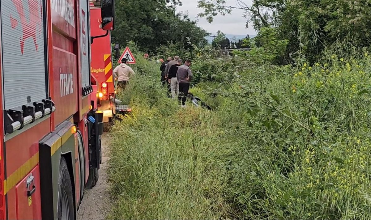 Sapanca’da Otomobil Su Kanalına Devrildi