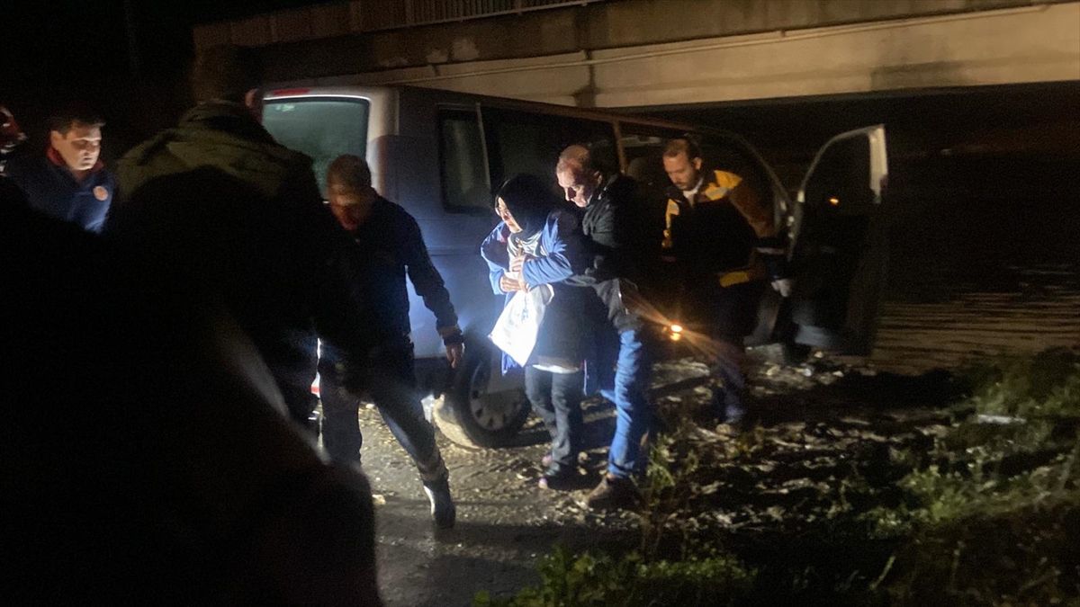Pamukova’da Mahsur Kalan Anne-Oğul Kurtarıldı