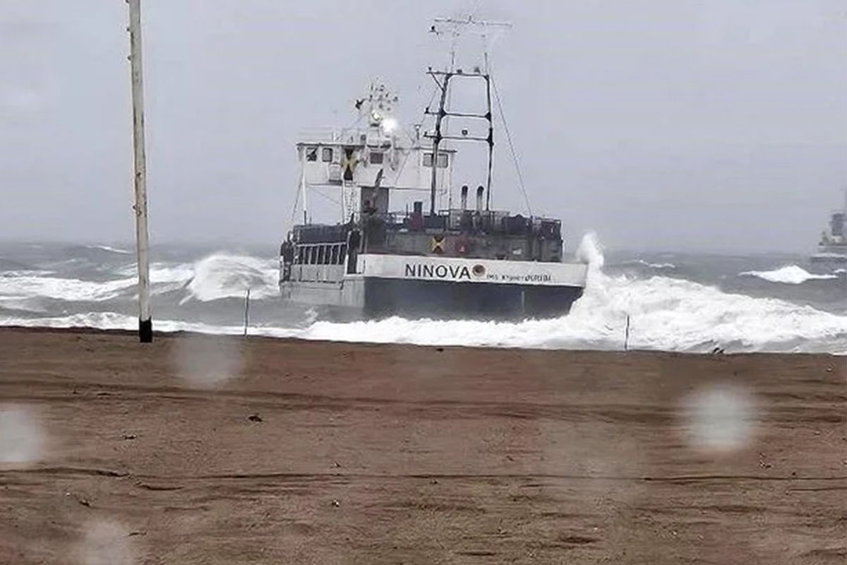 Karaya oturan gemi için nefes kesen kurtarma: Halat atar roketler devreye girdi