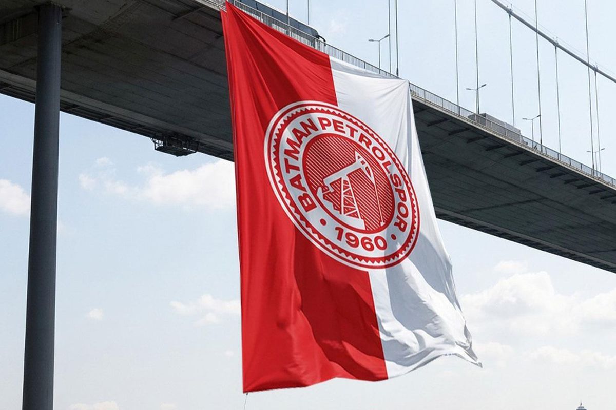 Şampiyon Batman Petrolspor’un bayrağı Fatih Sultan Mehmet Köprüsü’nde dalgalanıyor