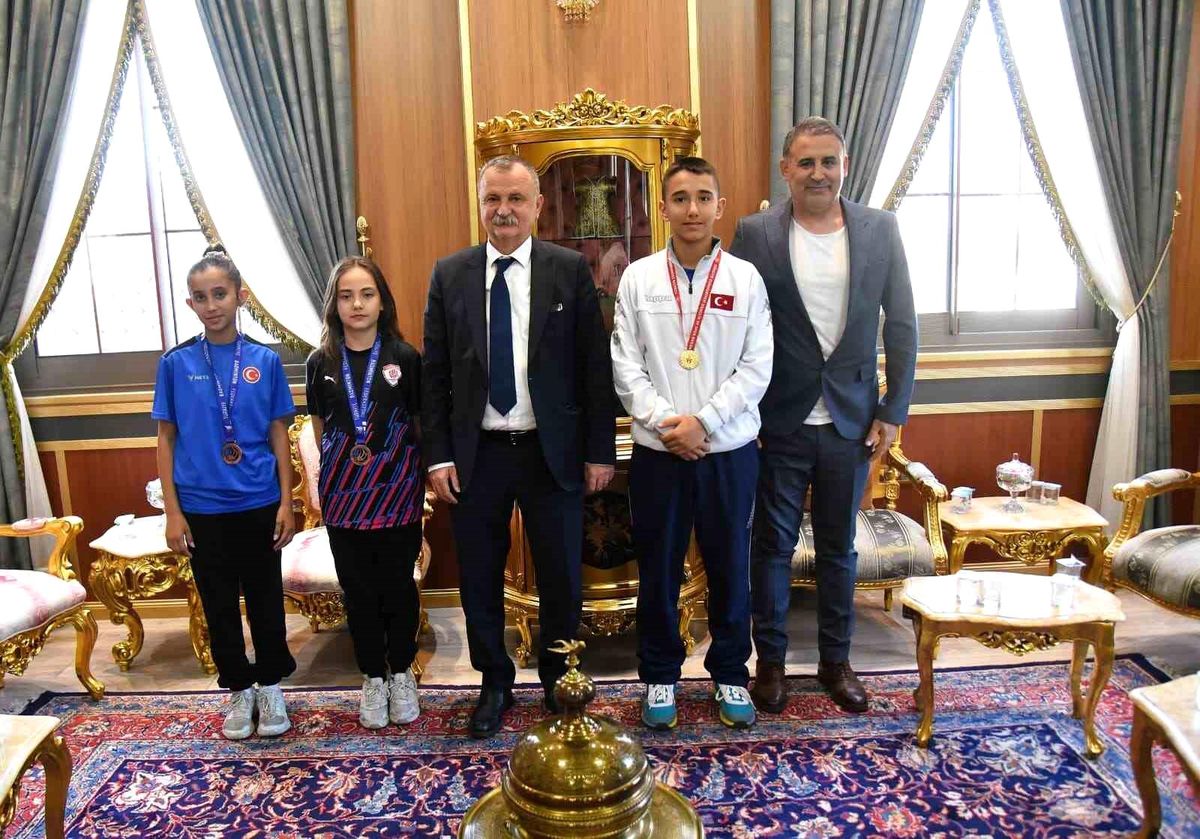 Şampiyon sporcular Başkan Balaban’ın konuğu oldu