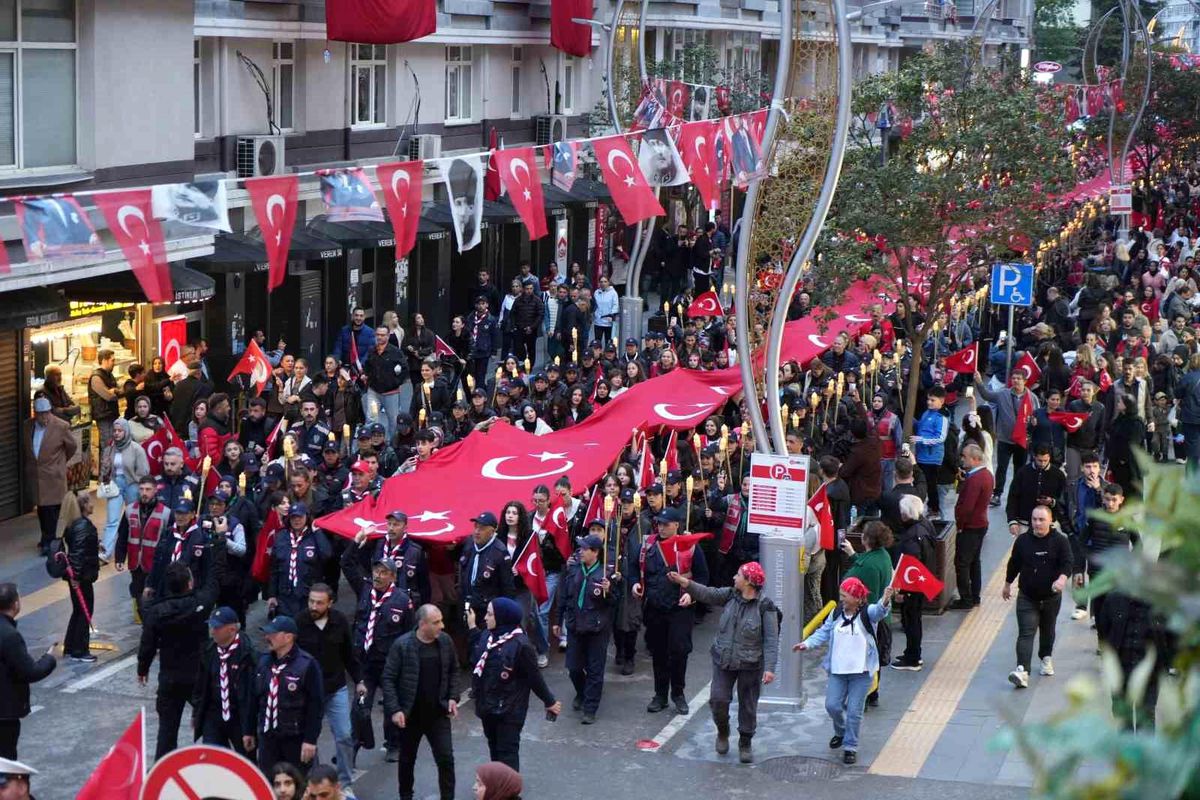 Samsun’da 1919 metrelik dev bayrakla coşkulu ‘Fener Alayı ve Gençlik Haftası’ yürüyüşü