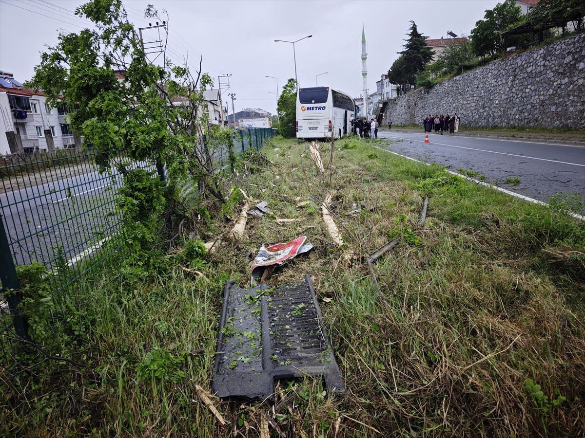 Samsun’da Yolcu Otobüsü Refüje Çıktı