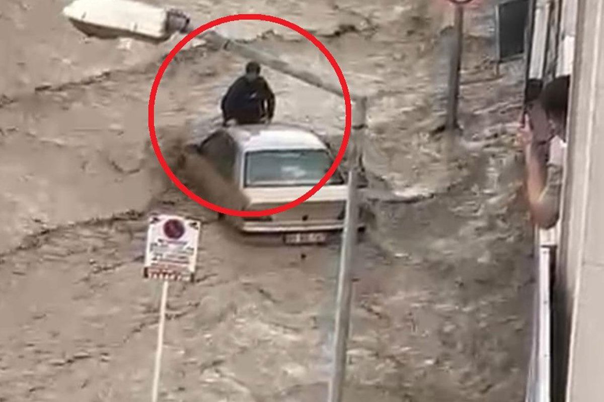Havza’da sel sularına kapılan genç, aracın üzerinde hayata tutundu