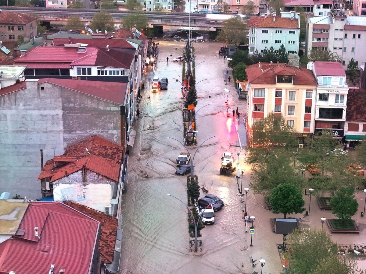 Samsun’u vuran selin geldiği anlar kamerada