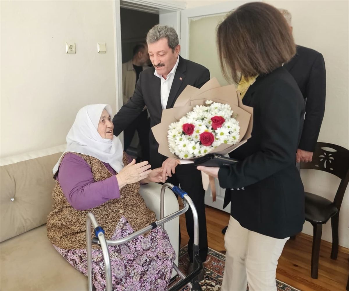 Vali Tavlı ve eşi, Anneler Günü’nde şehit ailesini ziyaret etti