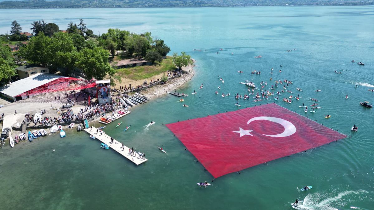 Dev Türk Bayrağı Sapanca Gölü’nde Açıldı