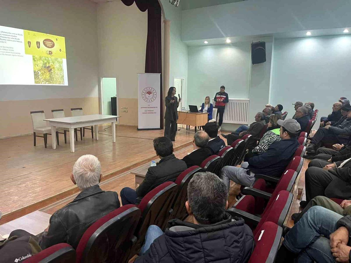 Şaphane’de üreticilere kiraz ve vişne hastalıkları ile zararlıları eğitimi