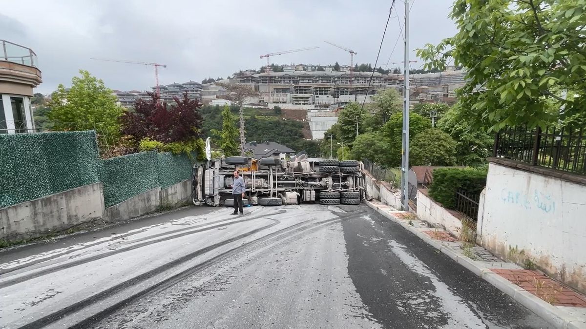 Sarıyer’de Kamyon Devrildi, Şoför Yaralandı
