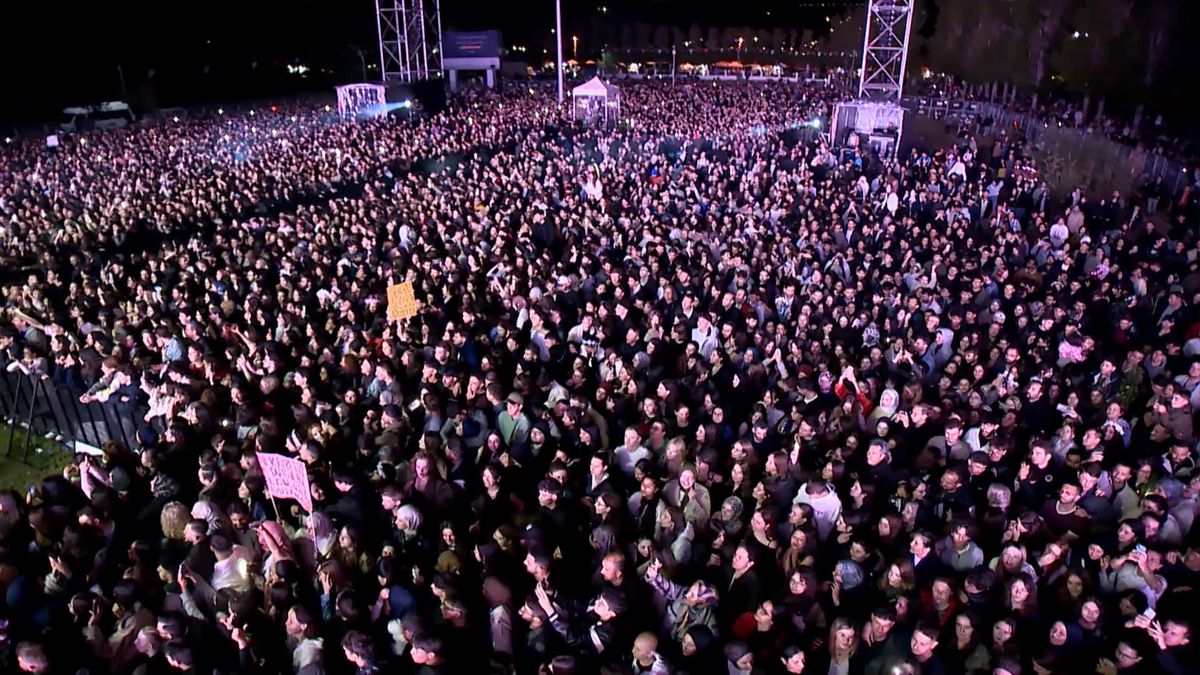Buray Eskişehir’de Unutulmaz Konser Verdi