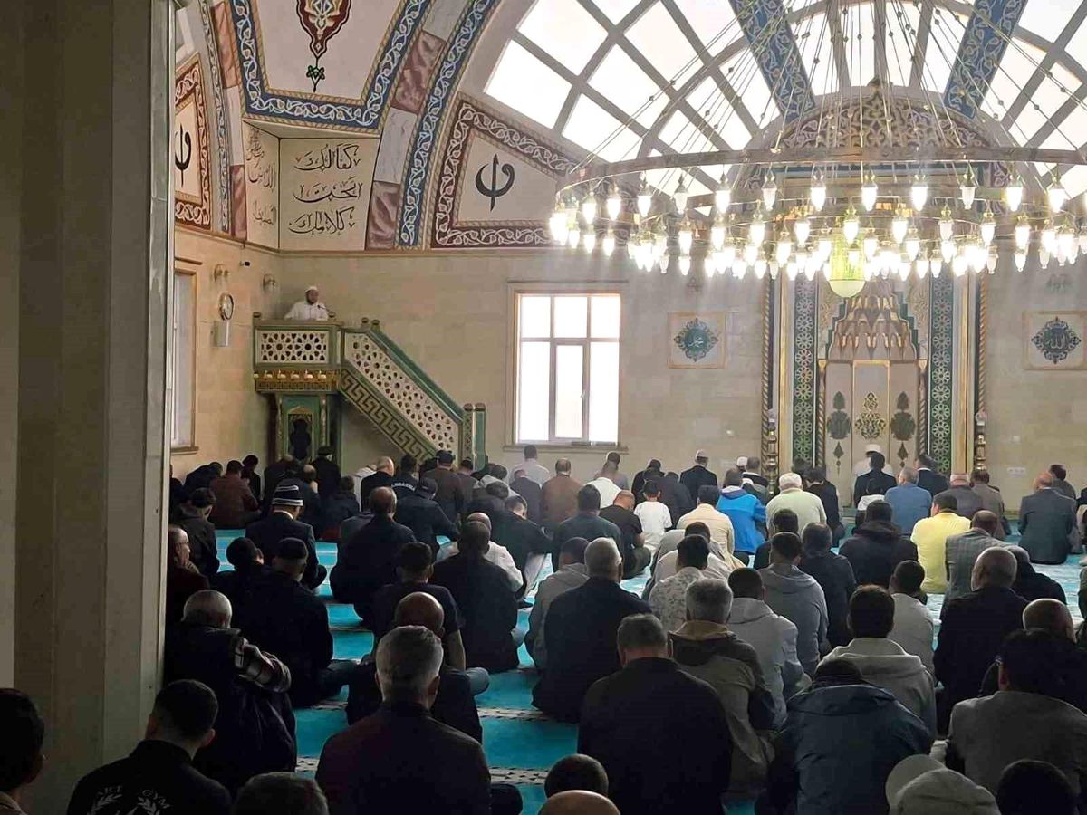 Selendi’de Bayram Namazı Coşkusu