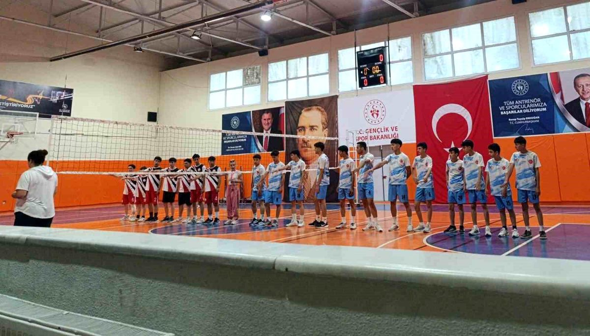 Selendi’de Voleybol Şampiyonu Mehmet Akif Ersoy Lisesi