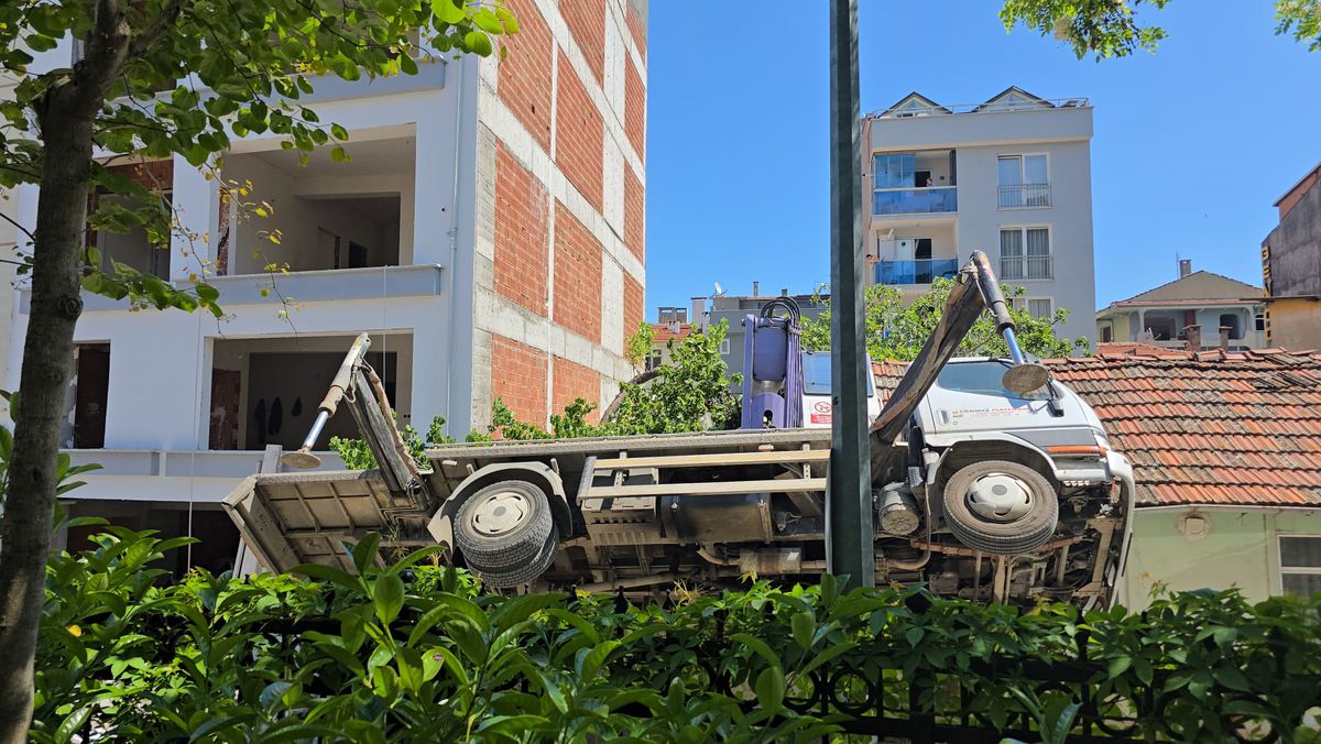 Mudanya’da Vinç Devrildi, İki İşçi Yaralandı