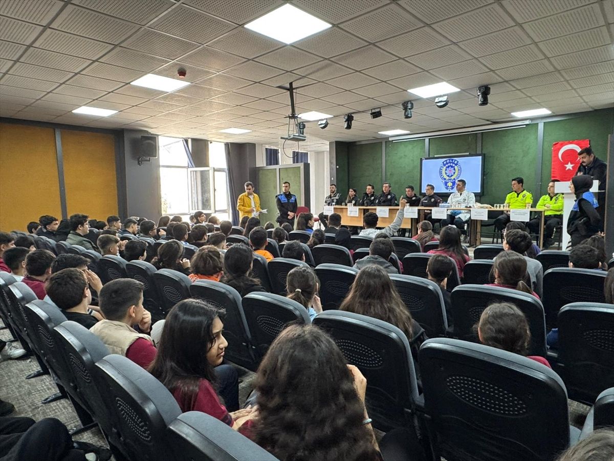 Siirt’te ortaokul öğrencilerine polislik mesleği tanıtıldı
