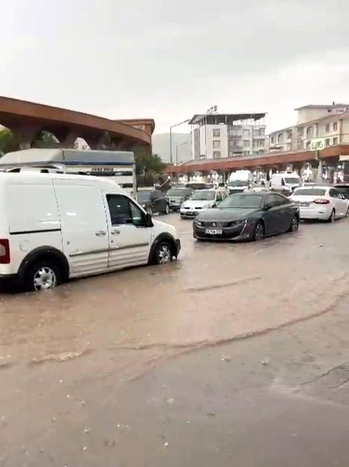 Siirt’te Sağanak Sel, İş Yerleri Zarar Gördü