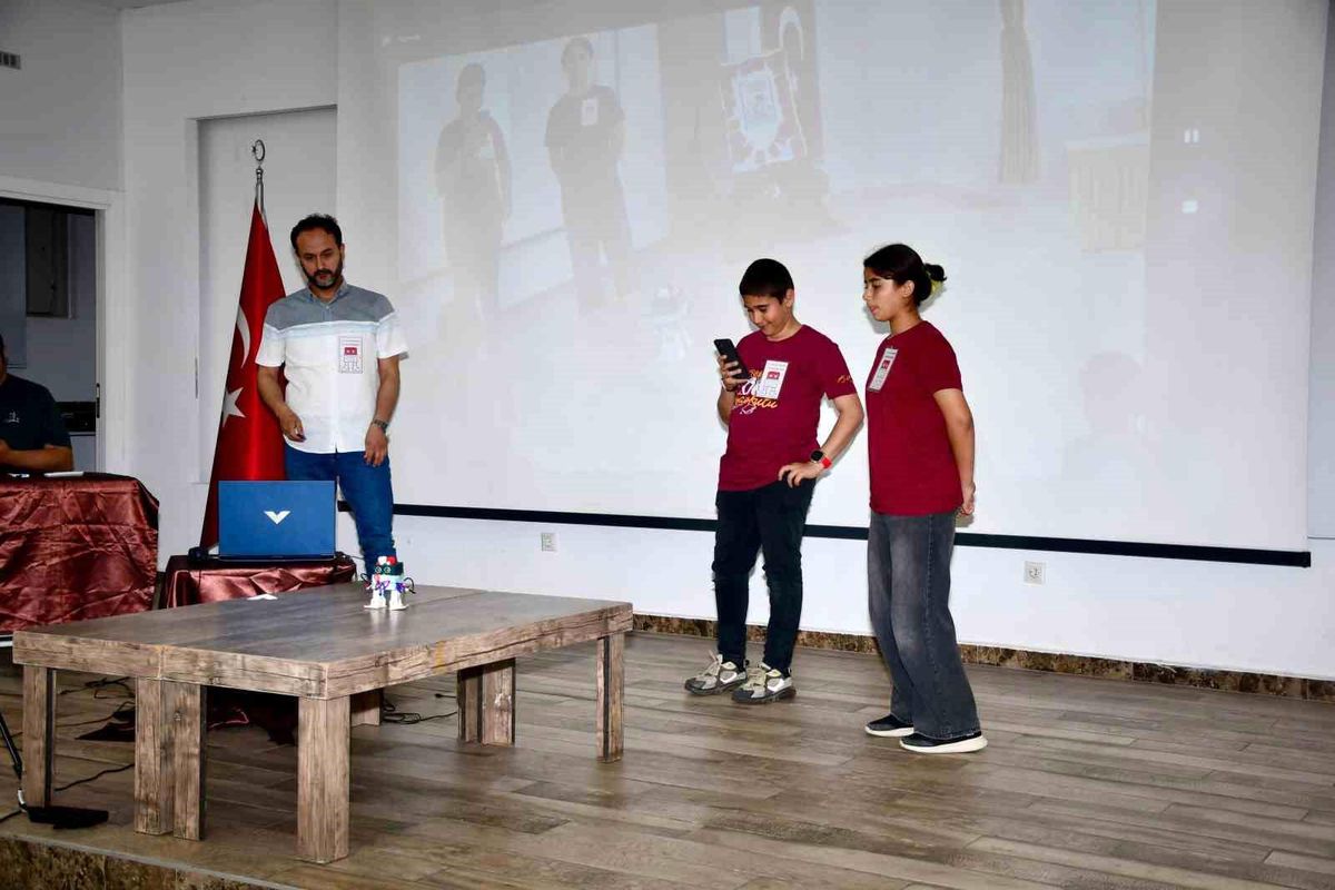 Silifke’de Robot Dans Şenliği Renkli Görüntülere Sahne Oldu