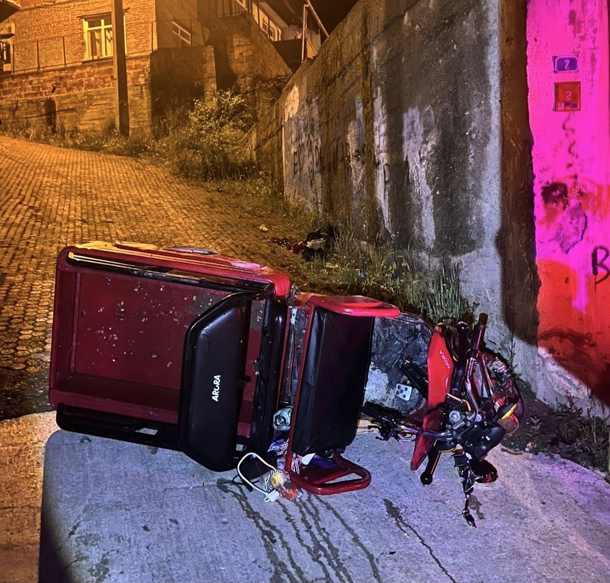 Boyabat’ta 3 Tekerlekli Motosiklet Kazası: Sürücü Ağır Yaralı