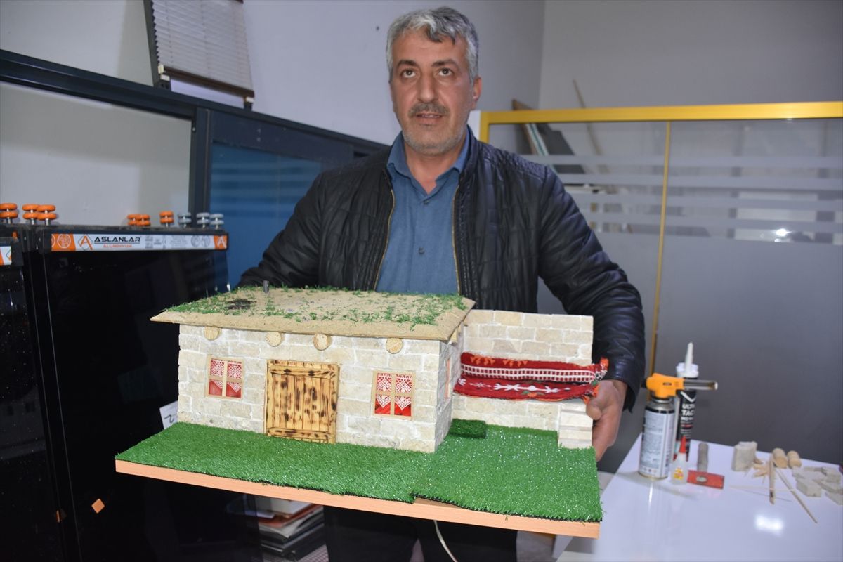 Şırnak’ın toprak damlı evlerini maketlerde yaşatıyor