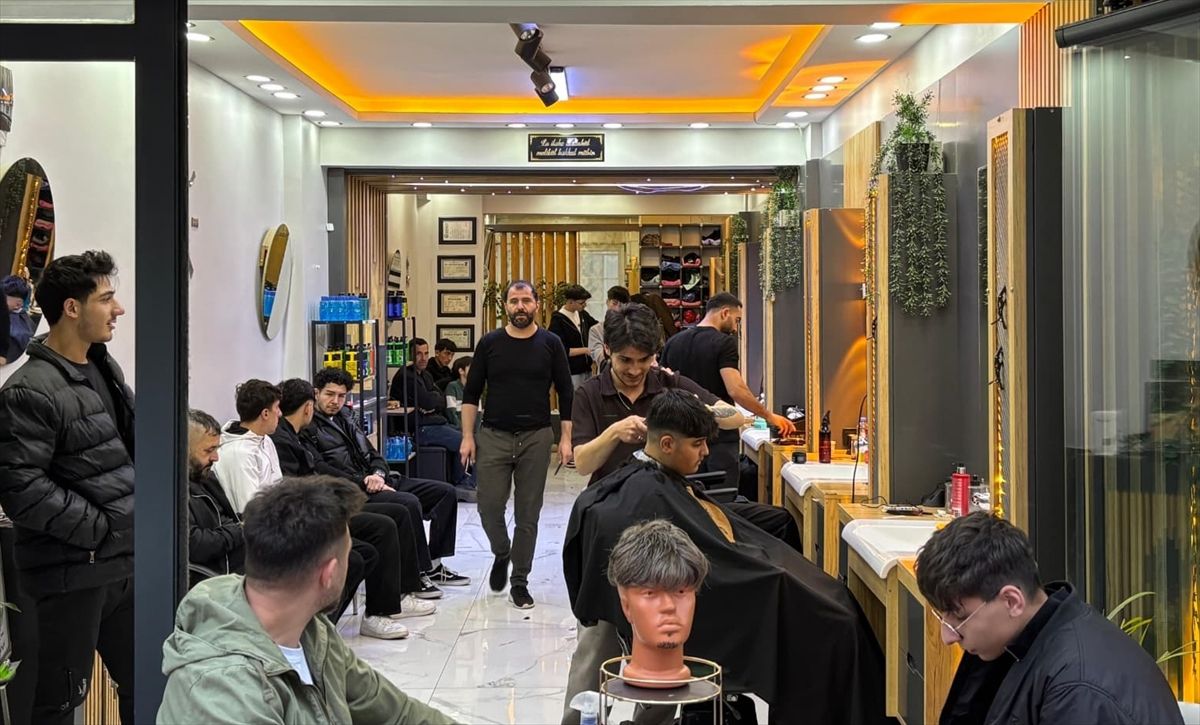 Sivas’ta Berberler Bayram İçin Gece Mesaisi Yapıyor