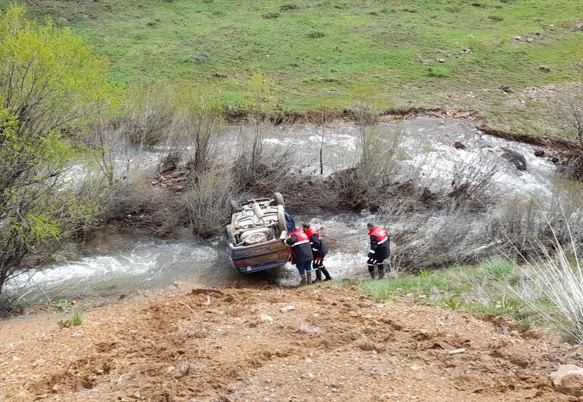 Sivas’ta Otomobil Dereye Devrildi: 4 Yaralı