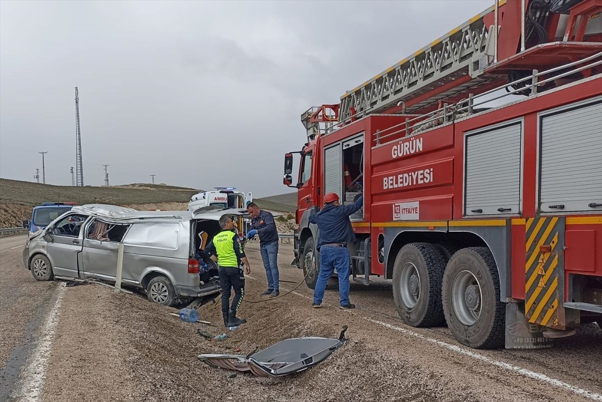 Gürün’de minibüs devrildi: 1 ölü, 8 yaralı