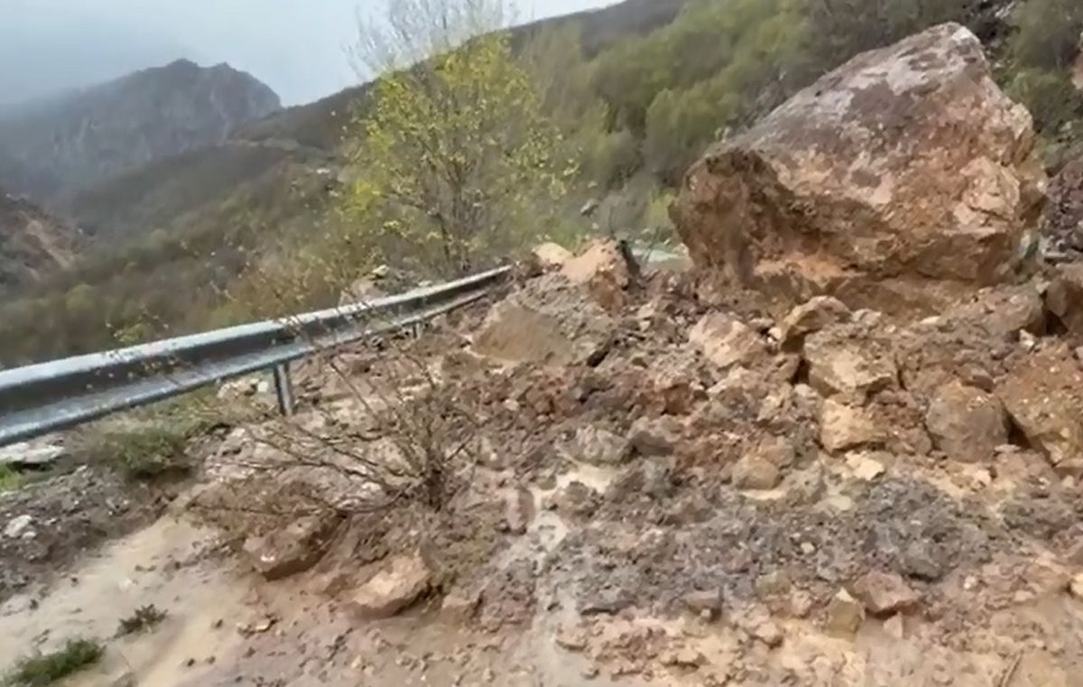 Hafik’te Heyelan, Köyler Ulaşıma Kapandı