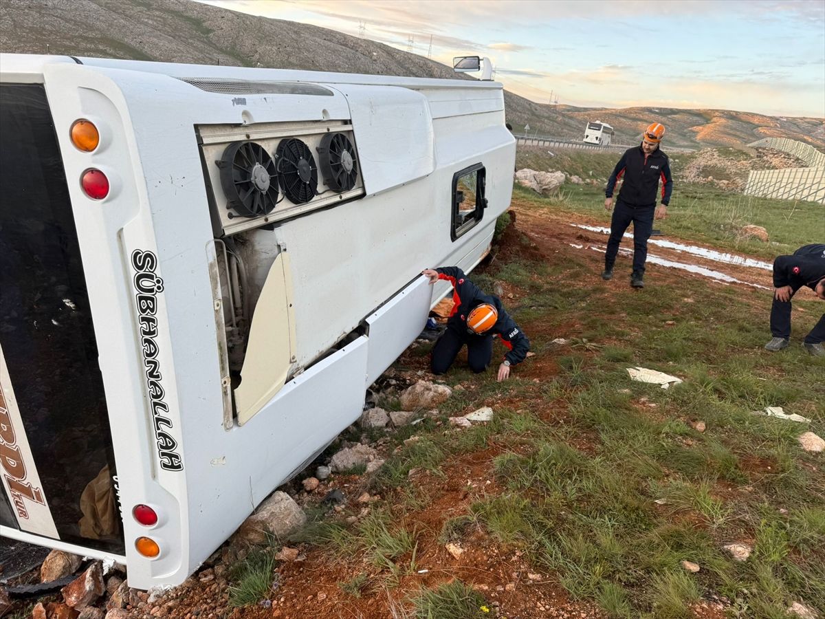 Gürün’de Midibüs Devrildi: 25 Yaralı
