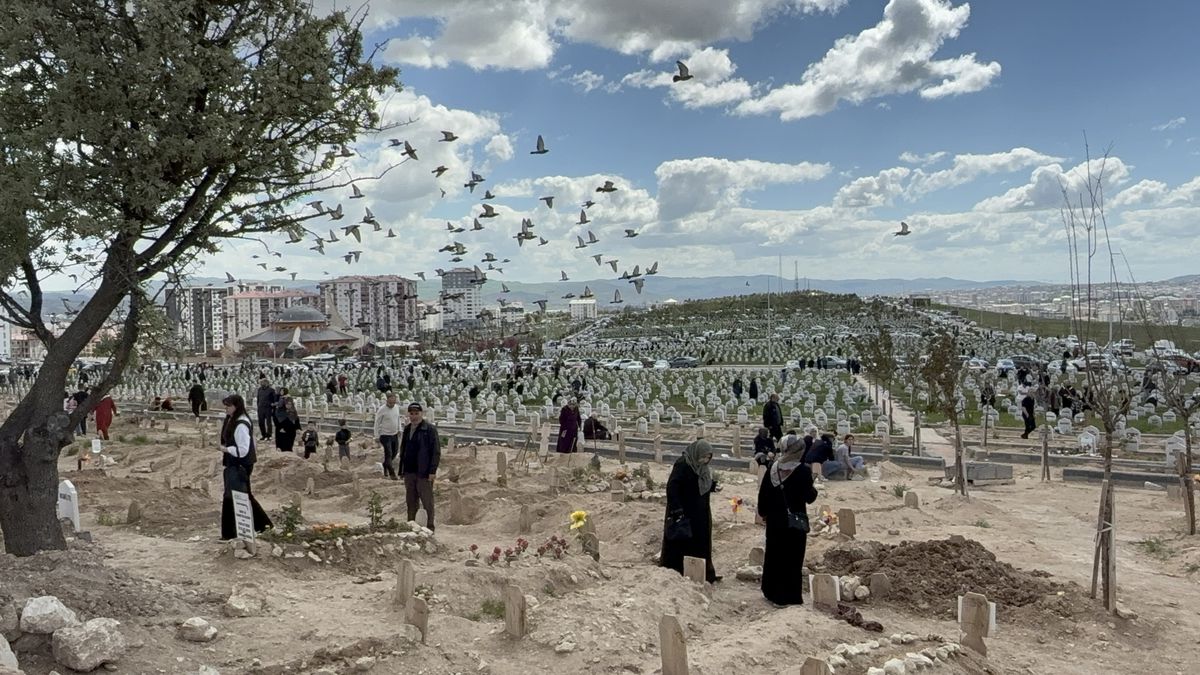 Sivas’ta Mezarlıklarda Bayram Yoğunluğu