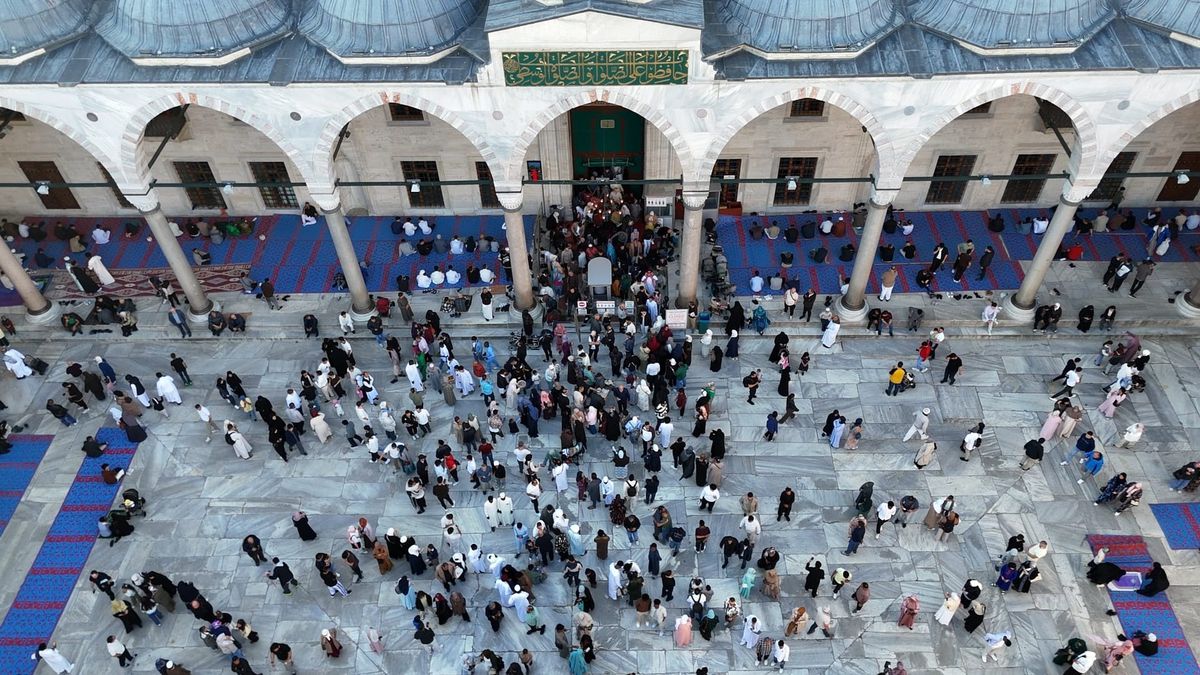Sultanahmet’te Bayram Namazı Yoğunluğu