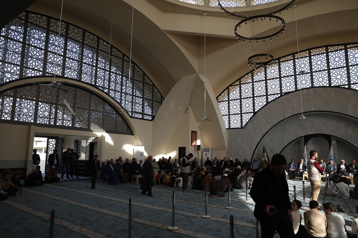 Suriye’de Rahmet İnsani Yardım Derneği’nin girişimleriyle restore edilen Akil Bin Ebi Talib Camii ibadete açıldı