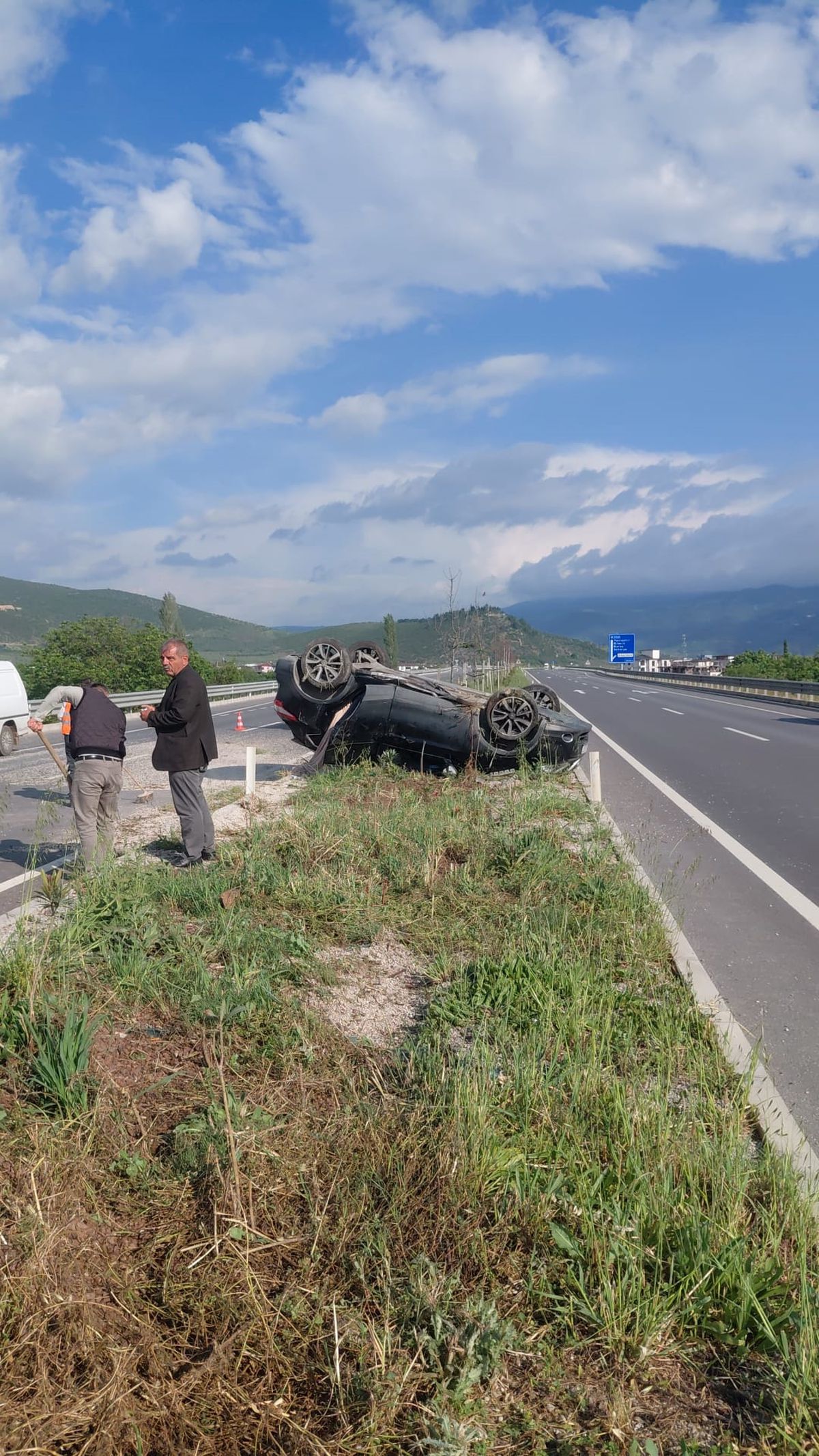 İznik’te Takla Atan Araçta İki Yaralı