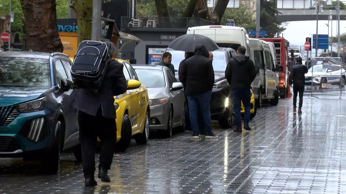 Taksim’de kapanan yollar nedeniyle turistler valizleriyle yürüdü