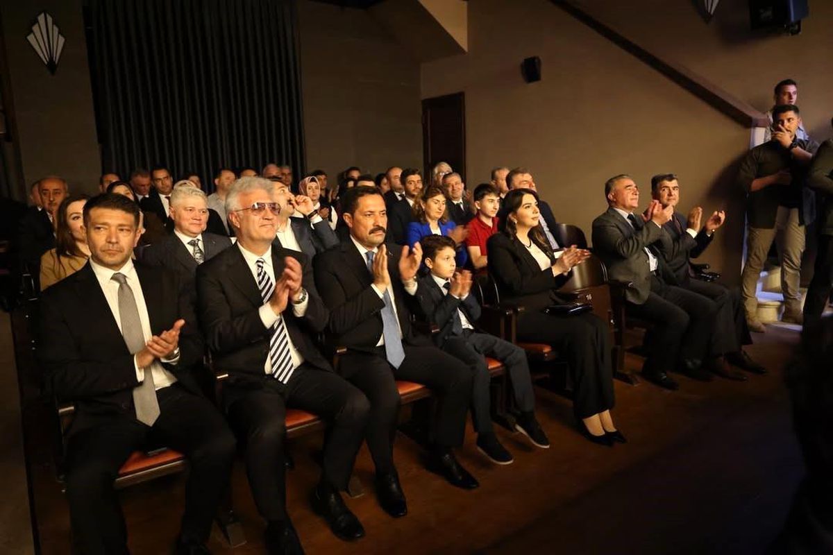Tarihi meclis binası tiyatro sahnesi oldu