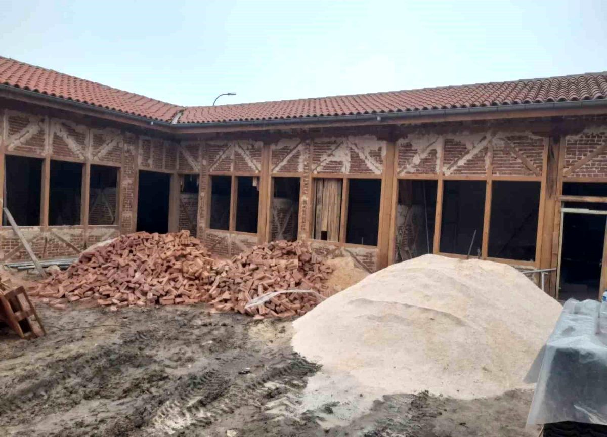 Tarihi Emet Hanı’nda restorasyon çalışmaları sürüyor