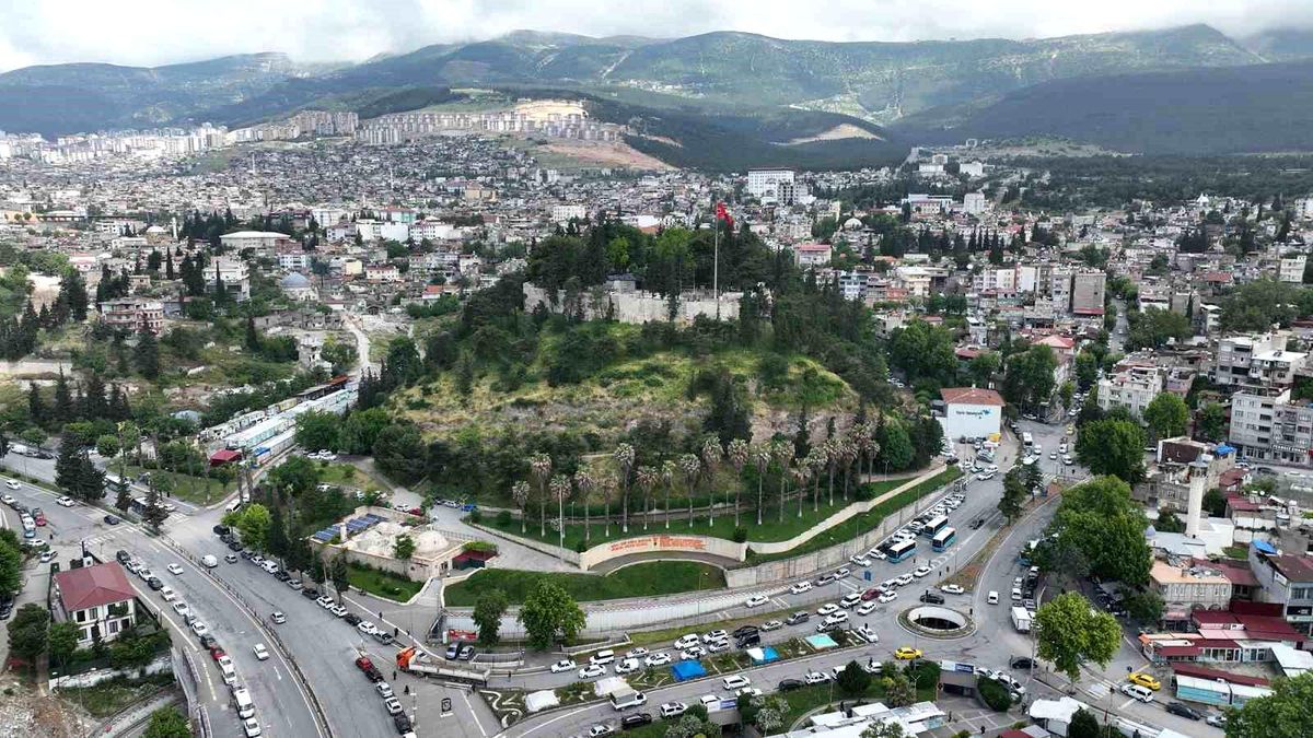 Tarihi kalede depremin izleri siliniyor