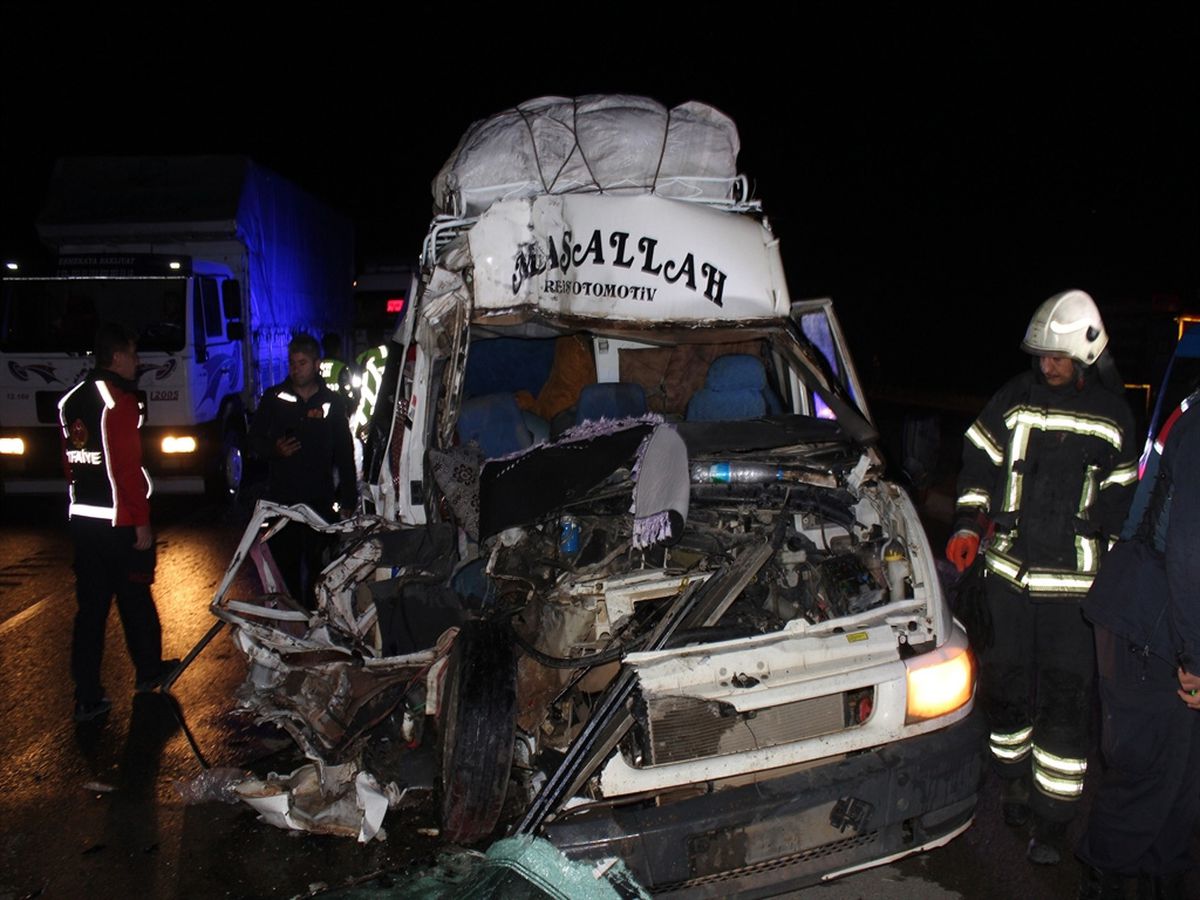 Aksaray’da Tarım İşçilerini Taşıyan Minibüs Kaza Yaptı