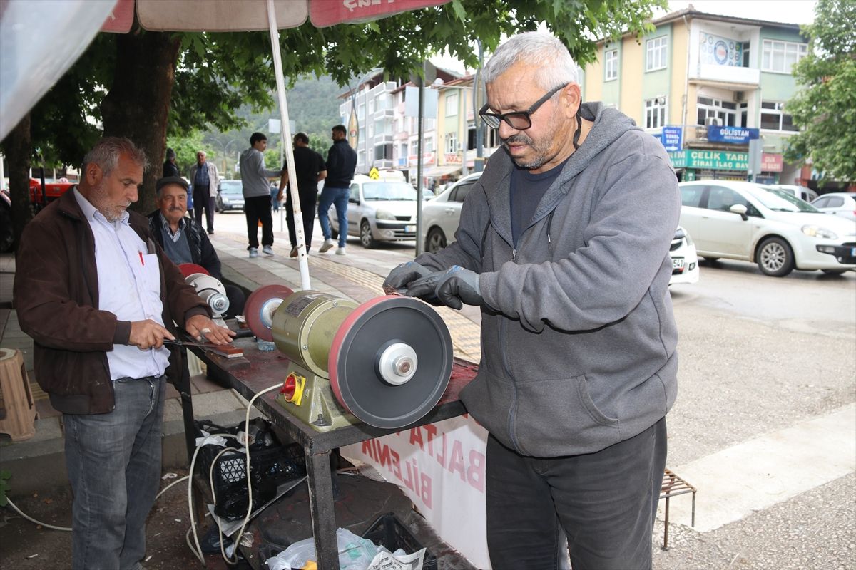 Taşova’da Bıçak Bileyicilere Yoğun Talep
