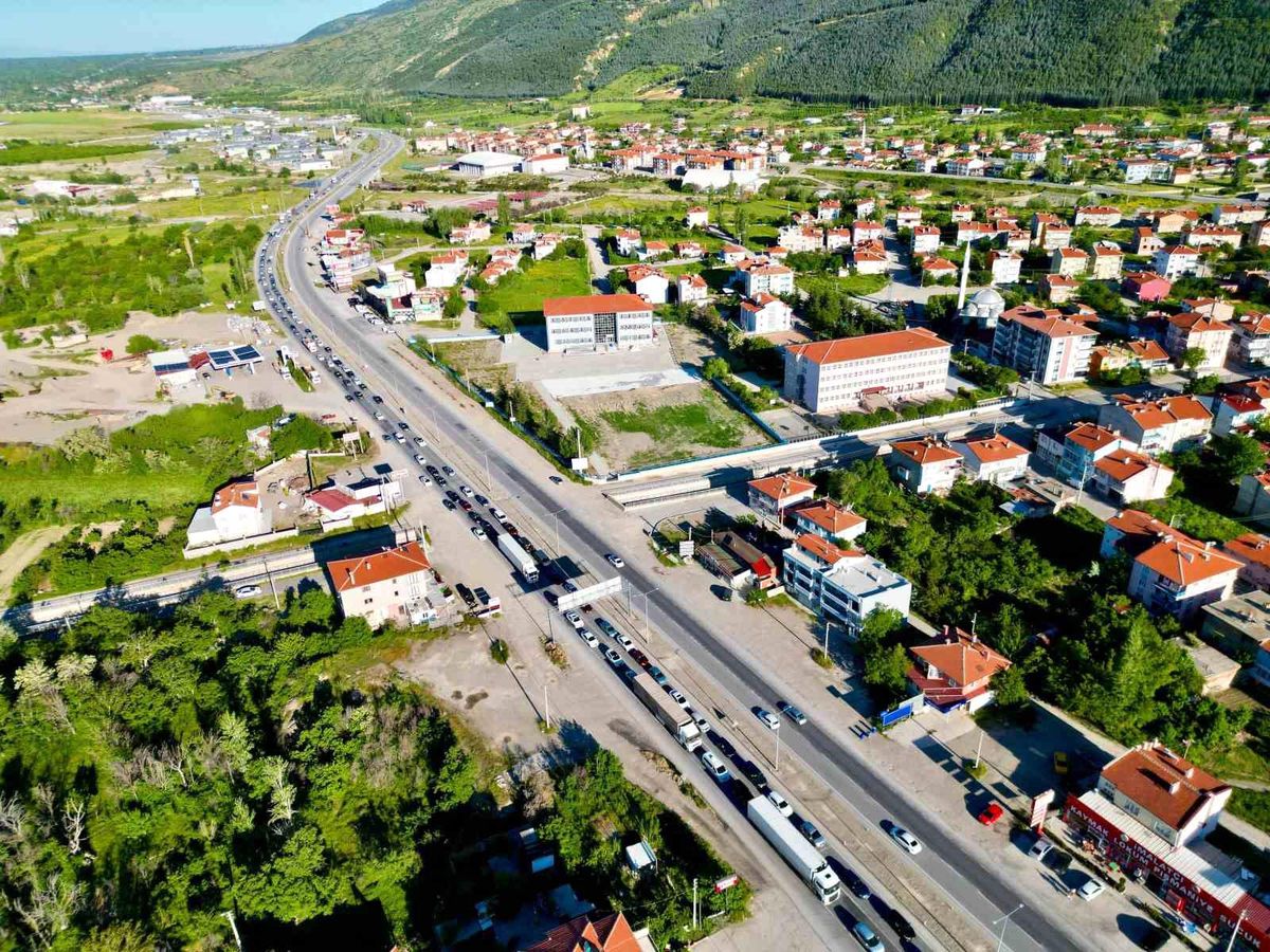 Tatilciler Dönüşte Uzun Araç Kuyrukları Oluşturdu