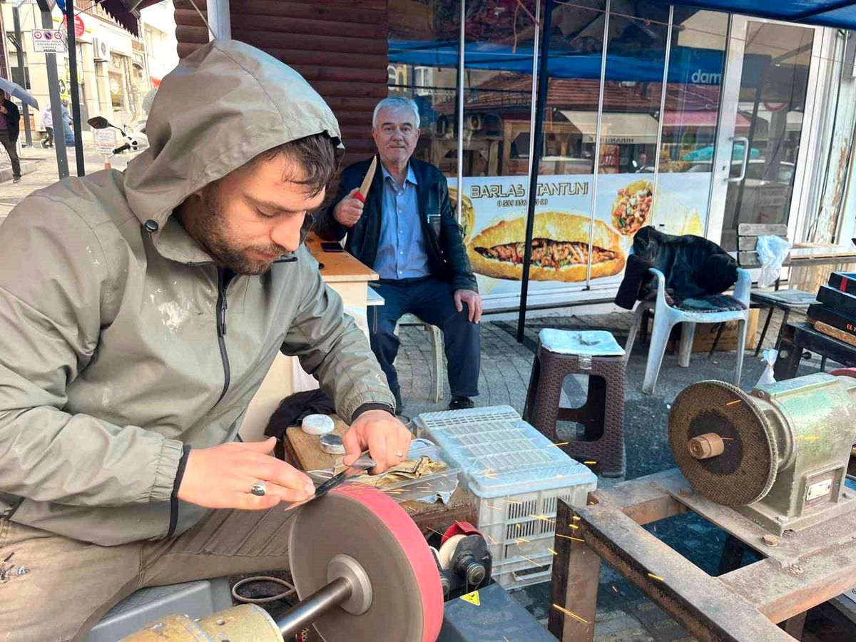Tavşanlı’da Kurban Bayramı İçin Bıçak Bileme Yoğunluğu