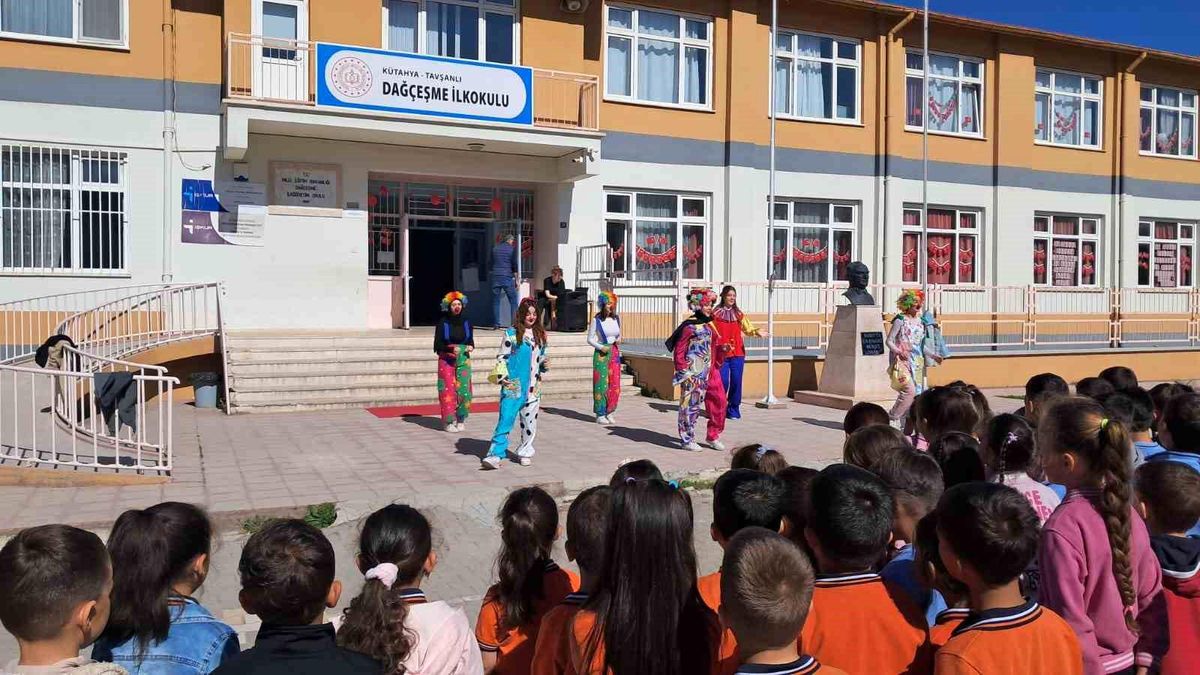 Tavşanlı Hayme Ana MTAL öğrencilerinden kardeş okullara bayram hediyesi