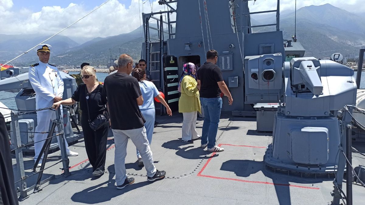 TCG Karpaz ve TCSG-304 İskenderun’da ziyarete açıldı