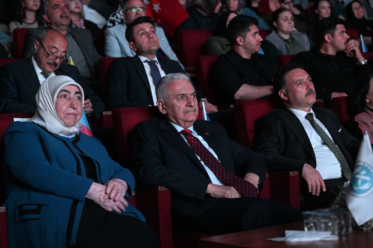 Binali Yıldırım Talas’ta Halk Dansları Gösterisini İzledi