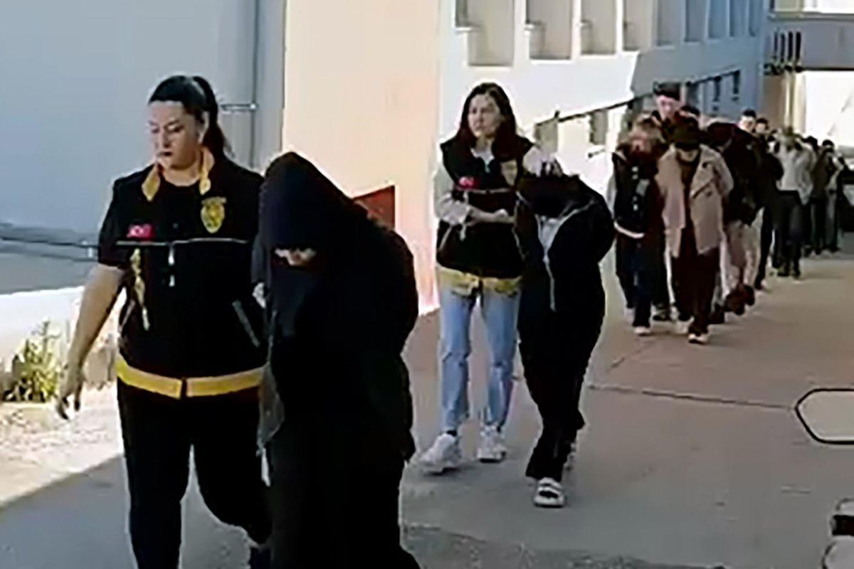 Telefonda kendilerini kamu görevlisi olarak tanıtıp, 14 milyon lira dolandıran çete çökertildi
