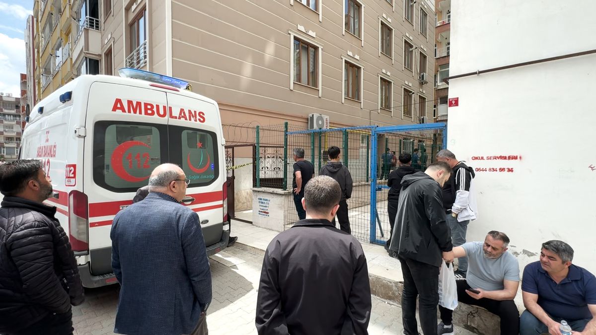 Siirt’te Pencere Temizlerken Düşen Kadın Hayatını Kaybetti